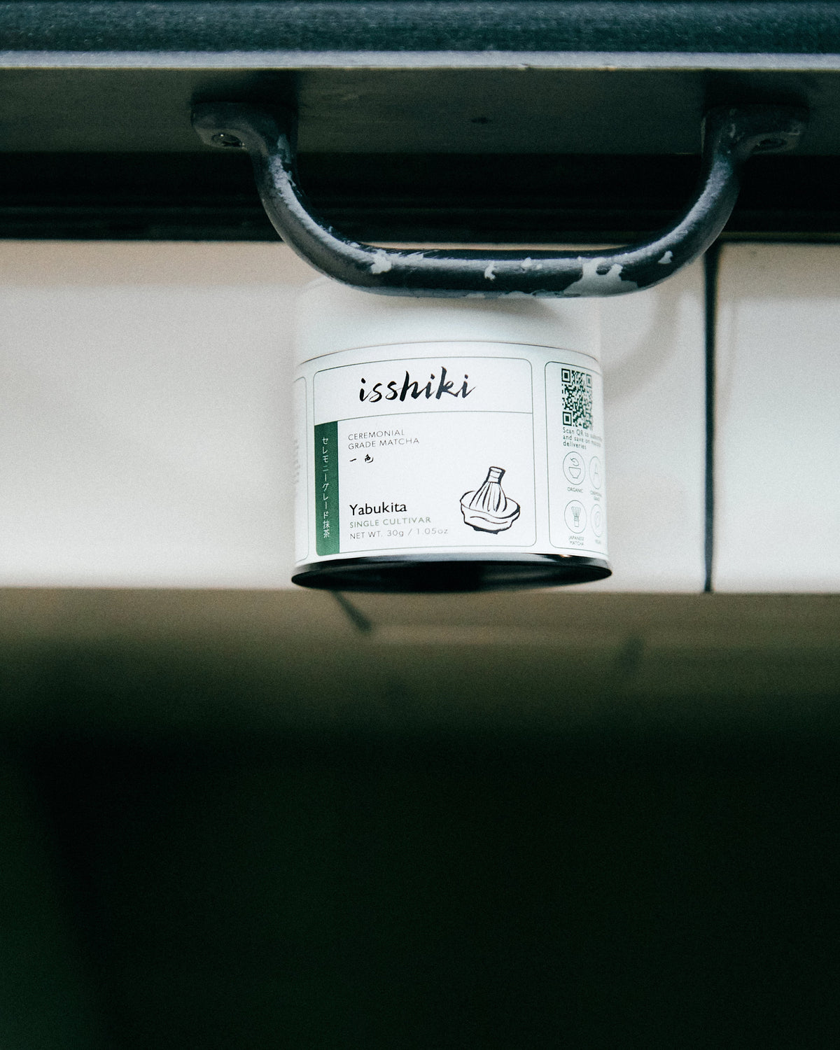 Isshiki Yabukita matcha tin displayed on a shelf in a minimalist setting