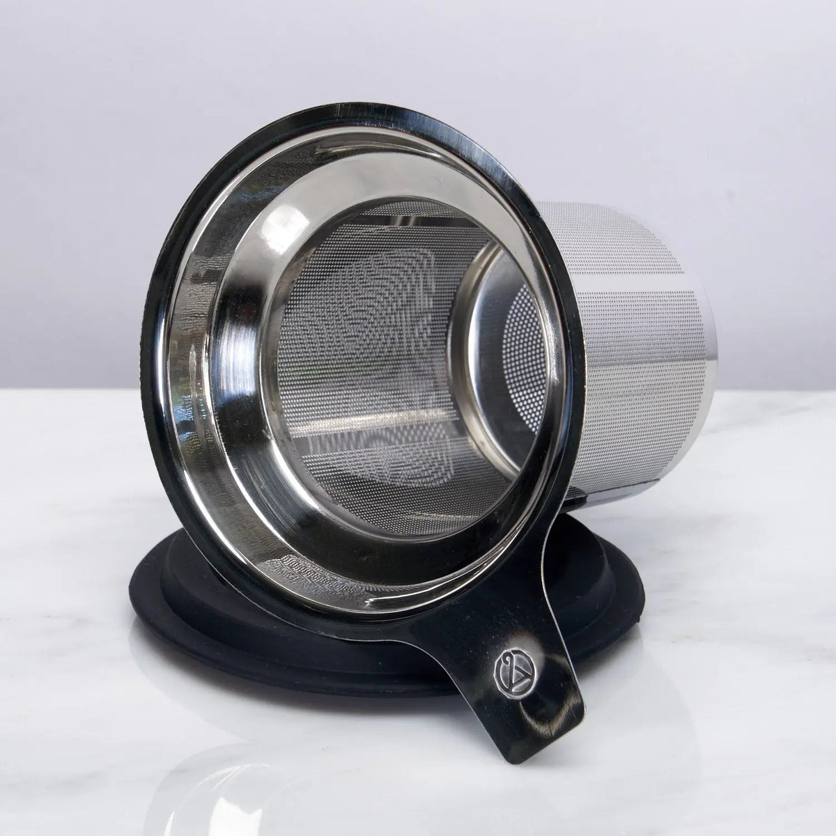 August One Cup stainless steel tea infuser with black silicone lid and glass teapot
