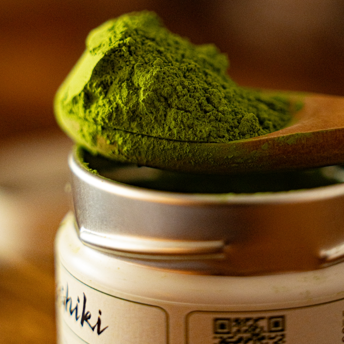 Fine green Isshiki Yabukita matcha powder heaped on a wooden spoon