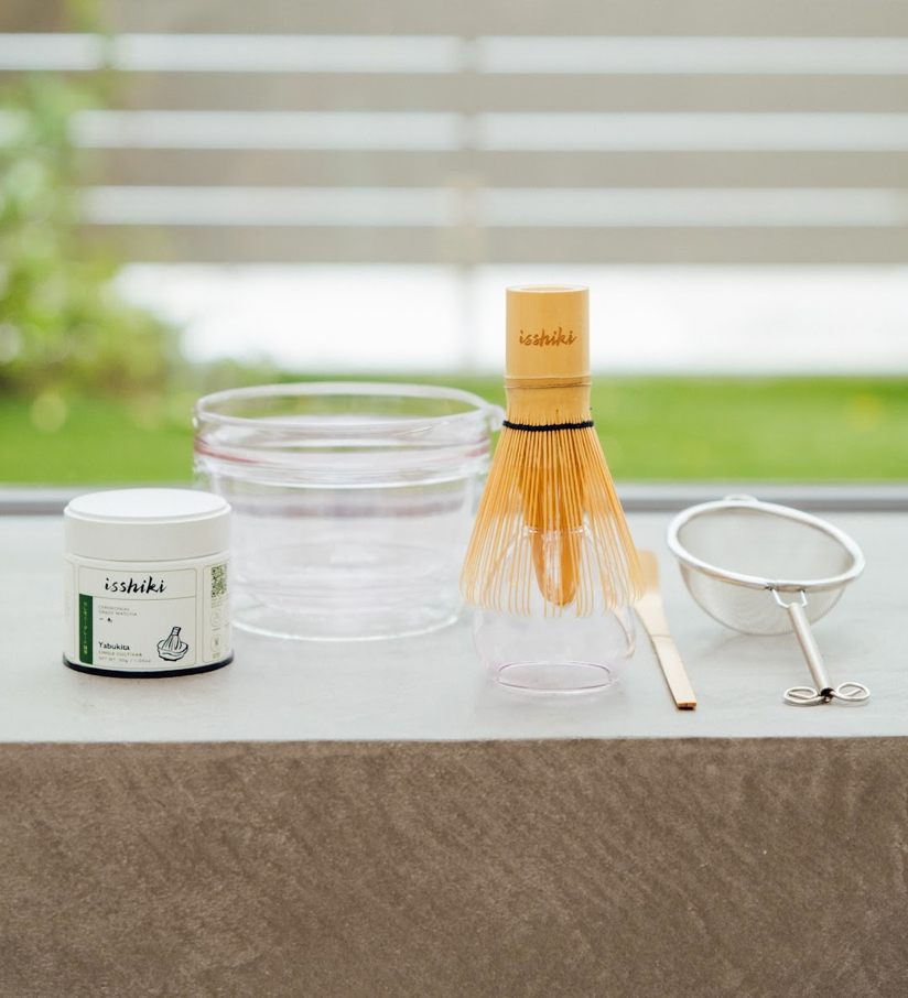 Isshiki Yabukita matcha set displayed with double-walled Hario glass bowl and bamboo whisk